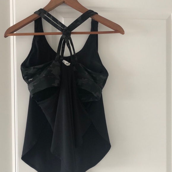 Workout top - Picture 2 of 4